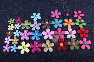 DIY handgemachte fünfblättrige Blumen Applikationen, bunte Stoff Strass Zubehör.