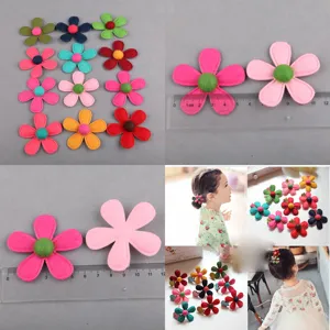 Detailansicht von handgemachten bunten Filz Blumen Haaraccessoires für Kinder Dekoration.