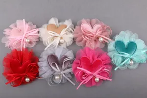 Nahaufnahme handgemachter Mesh-Stoff Herz Blumen DIY Haarschmuck und Schuhdekorationen.