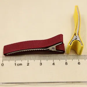 Detailansicht handgemachter stoffummantelter Haarklammern mit Messlineal fur DIY-Zubehor.