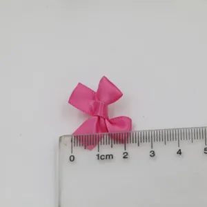 Ruban rose nœud accessoire DIY, nœud papillon artisanal pour décoration de cadeaux.
