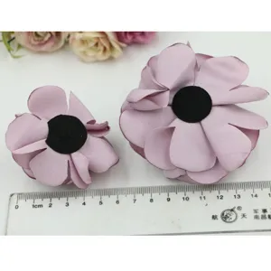 Handgemachte Stoff Rosenblüte DIY Bekleidungszubehör, große und kleine lila Dekoration.