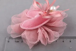 Nahaufnahme des rosa Netzstoff Herz Blumen DIY Haarschmuck Accessoires mit Perlen Schleife.