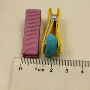 DIY handgemachte stoffbezogene Sicherheits-Haarspangen Zubehör Detailpräsentation mit Lineal
