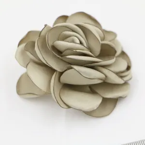 Handgefertigte Stoff-Rosenblüte DIY-Kleidungszubehör für Haarschmuck und Hochzeitssträuße.
