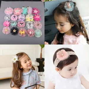 Nahaufnahme von handgefertigten Mesh-Stoffblumen-Haarspangen und niedlichen Kindern mit Haarbändern.
