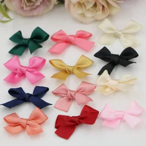 Noeuds en ruban de satin coloré pour bricolage, accessoires de cheveux et décoration de cadeau.