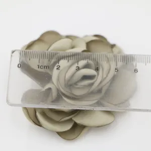 Handgemachte Stoff-Rosenblüte Detailansicht, ideal für DIY Haarschmuck und Brautsträuße.