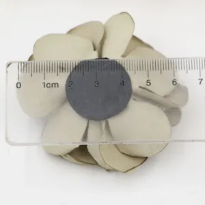 Handgemachte Stoffblume DIY Bekleidungszubehör Hochzeit dekorative beige Blütenblätter.
