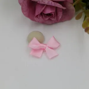 Accessoire nœud ruban satin rose DIY pour décoration cheveux et emballage cadeau détails.