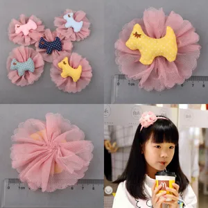 Detailansicht handgemachter Netzstoff Blumen Haarklammern mit süßem Hunde-Applikation DIY.