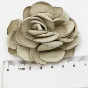Große handgemachte Stoffrosen-Blüte als DIY-Zubehör für Kleidung, Haarschmuck und Hochzeiten.