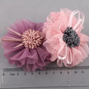 Detaillierte Ansicht von handgemachten Netzblumen DIY Zubehör und Bekleidungsdeko.