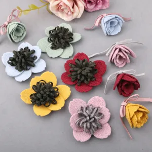 Nahaufnahmen von bunten handgefertigten Stoffblumen DIY Zubehoer zum Basteln und Haarschleifen.