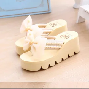 Beige Keilabsatz Flip Flops für Damen mit eleganter Mesh Schleife und Perlen Riemen Sommerschuhe