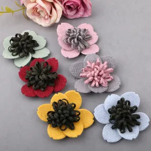 DIY Stoffblume handgemachte Haaraccessoire Detailansicht buntes Blumenbastelmaterial