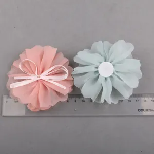 DIY handgemachte Stoffblumen Zubehoer, rosa und hellgruene dekorative Blumenanhaenger.