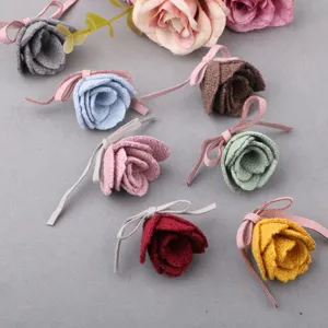 DIY Stoff Rose Haarschmuck Detailansicht, handgemachte Blumen Schleife Material für Handwerk.