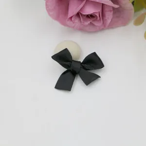 Détail de nœud en ruban noir exquis pour accessoires de cheveux DIY et décoration.