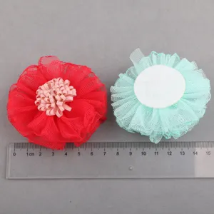 Nahaufnahme von handgefertigten Mesh-Blumen DIY-Zwecken mit Messlineal zur Ansicht.