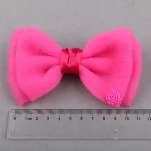 Nahaufnahme der rosa Mesh Schleife mit kleiner Rosenapplikation fuer DIY Handwerk und Dekoration.