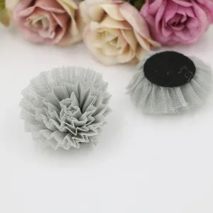 Graue Netzblume DIY Zubehör, detailreiche Nahansicht mit mehrschichtigen Tüllmaterialien.