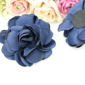 Handgefertigte dunkelblaue Stoff-Rosenblüte für DIY-Basteln, Haarschmuck und Hochzeits-Blumenstrauß.