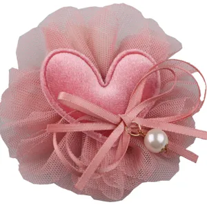 Rosa Mesh Stoff Blume DIY Haarschmuck mit Samt Herz und Perlenanhänger für Kinder.