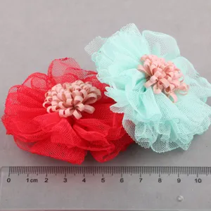 Nahaufnahme handgefertigter Netzblumen, zweifarbige Stoffblüten für DIY-Haaraccessoires.