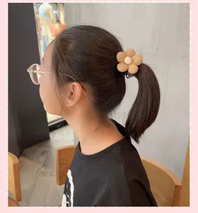 Schöne Stoff Blume Haarspange Zopfhalter für den Alltag und süsse Frisurendesigns.