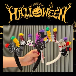 Detail du serre-tete Halloween avec dreles cure-pipes, fantome peluche et decor sorciere.