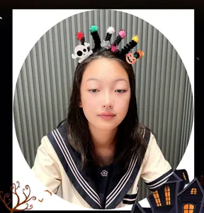 Serre-tête Halloween en chenille mignonne détail avec crâne effrayant et citrouille.