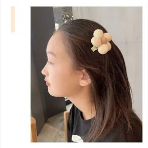 Detailansicht einer niedlichen Stoffblumen Haarklammer am Modell, stilvolles Haarzubehör.