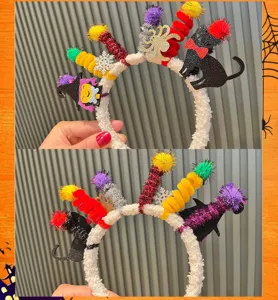 Detail serre tete Halloween DIY en cure pipe avec adorables decorations en peluche chat et araignee.