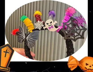 Serre-tête Halloween vue détaillée avec adorables motifs en peluche et décorations.