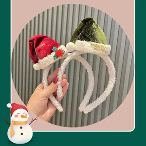 Weihnachten Plüsch Weihnachtsmütze Haarreif Detailansicht, festlicher rot-grüner Haarschmuck.