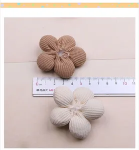 Nahansicht des DIY-Stoffblumen-Accessoires, Textur und Groesse mit Lineal fuer Bastelarbeiten.