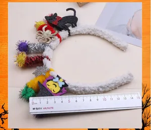 Serre-tête en peluche Halloween vue détail avec décorations mignonnes et règle de taille.