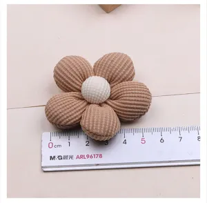 Detailansicht der braunen Stoffblume Brosche Zubehör, ideal für DIY Handwerk und Kleidungslegung.