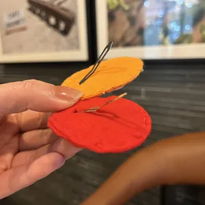 Handgefertigte Filz Erdbeer Haarspangen für Kleinkinder, süße rote und orangefarbene Haarnadeln.