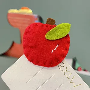 Handgemachte rote Apfel Filz Haarklammer fuer niedliche Babymaedchen, schönes Haaraccessoire.