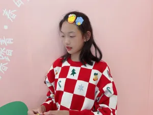 Süße Kinder Haarspangen und rotes weißes kariertes Weihnachtspullover Set für den Herbst Winter.