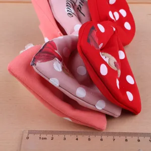 Rote und rosa Pünktchen Schleife Stoff Detailaufnahme für DIY Haarschmuck und Kleidung.