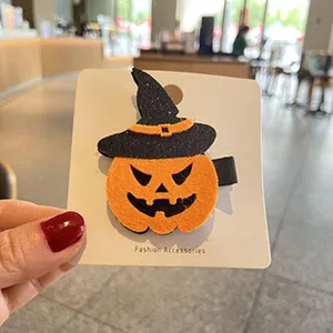 Primo piano dettaglio della clip per capelli zucca cappello da strega di Halloween, feltro.