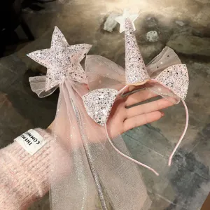 Detailansicht des zauberhaften rosa Glitzer Stern Zauberstabs und Haarreifs für Kinder.