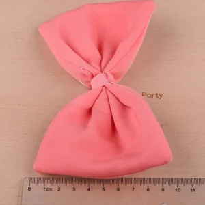 Korallenrotes Stoffschleife Accessoire Detailaufnahme, weiches Material für DIY Haarschmuck.