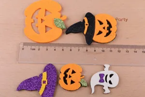 Halloween Filz Kürbis Hexe Hut Geist DIY Zubehör Detailansicht mit Grössenlineal auf Holztisch.