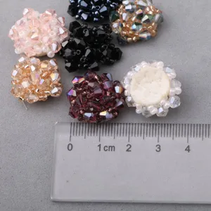 Nahaufnahme von bunten Kristallperlen DIY Blumen Zubehör mit Lineal für Größenreferenz.