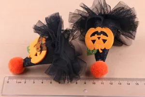 Detailansicht von Halloween Haarklammern mit schwarzem Netz und Kürbis für Kinder.