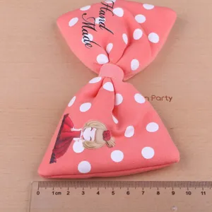 Rosa Pünktchen Schleife Haarschmuck Detailaufnahme, süßes handgemachtes DIY Deko-Material.